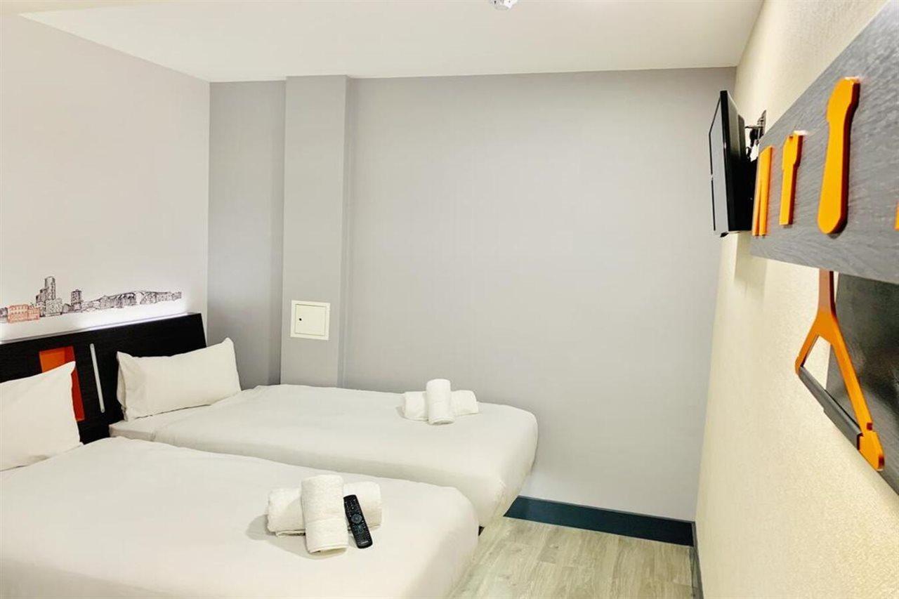 Easyhotel London City Shoreditch Exterior photo